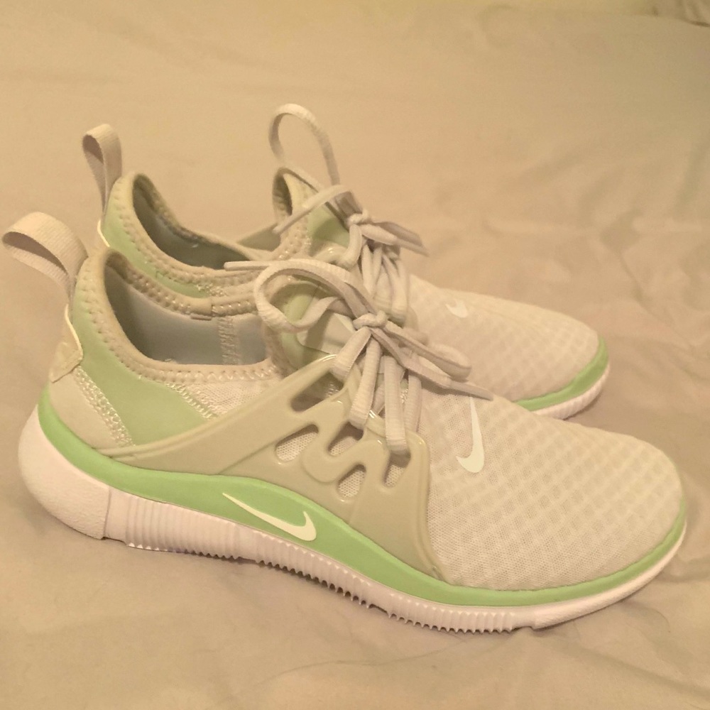 NIKE WOMENS ACALME RUNNING SHOES